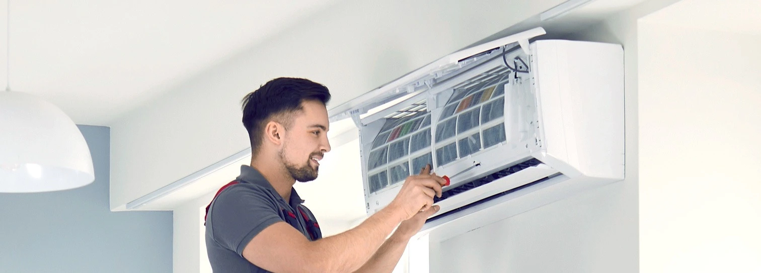 Tecnico che interviene su un climatizzatore