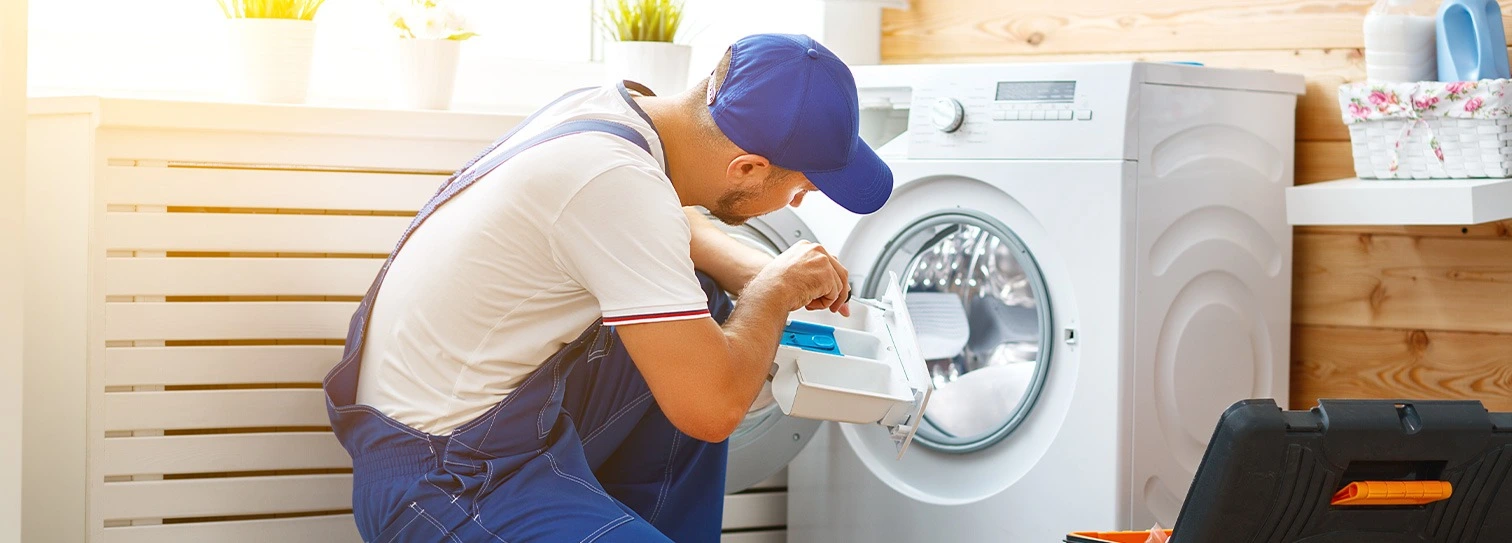 Tecnico che ripara una lavatrice