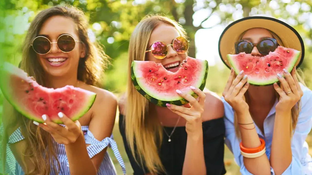 Tre amiche condividono un momento all’aperto