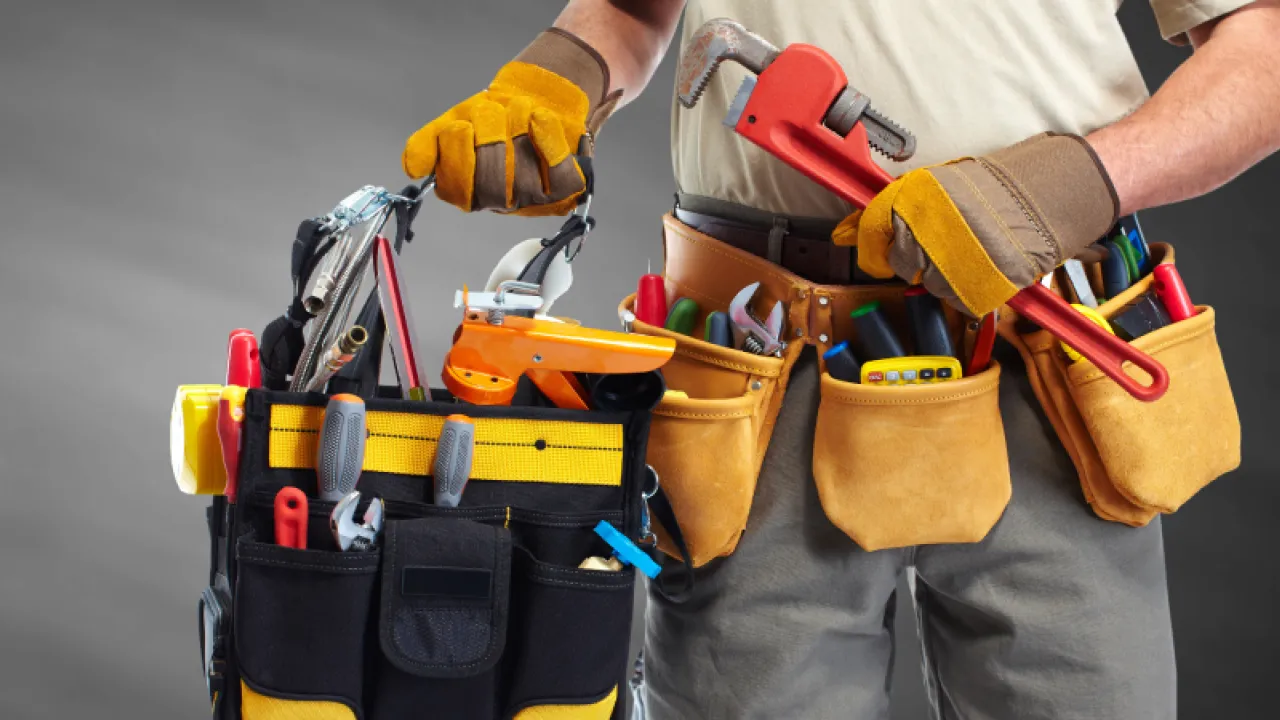 Tecnico con gli attrezzi per gli interventi domestici